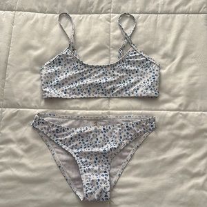 bathing suit/ bikini